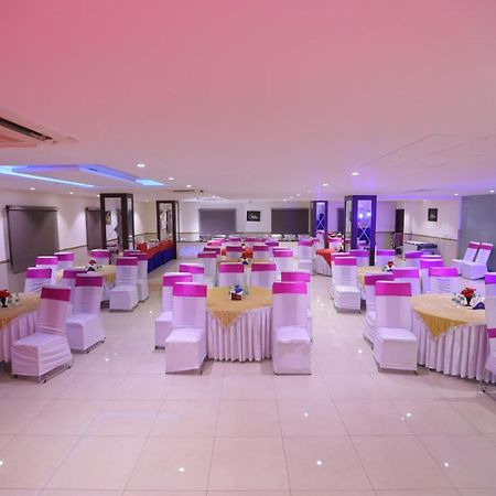 Airport Hotel Bollywood Paradise New Delhi Exteriör bild