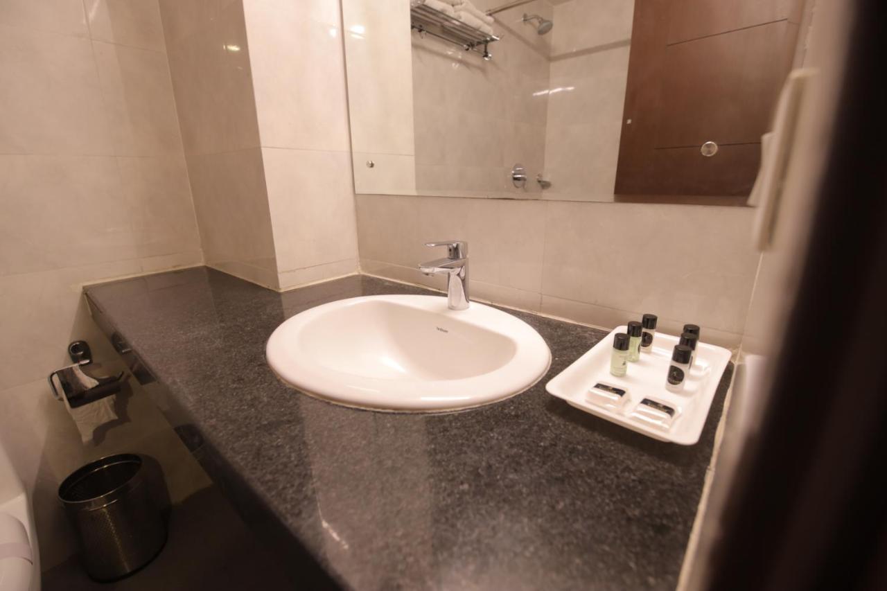 Airport Hotel Bollywood Paradise New Delhi Exteriör bild