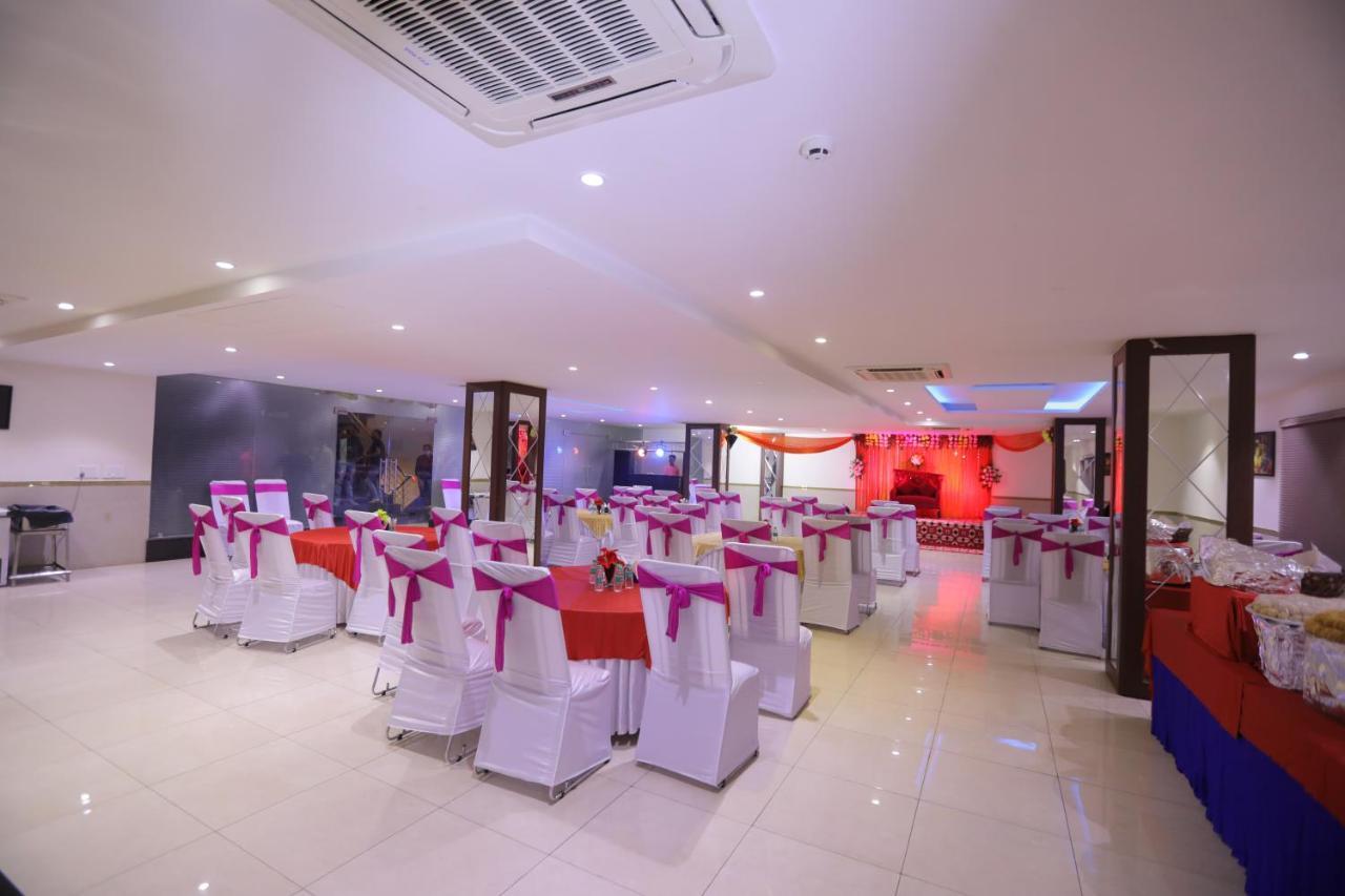 Airport Hotel Bollywood Paradise New Delhi Exteriör bild