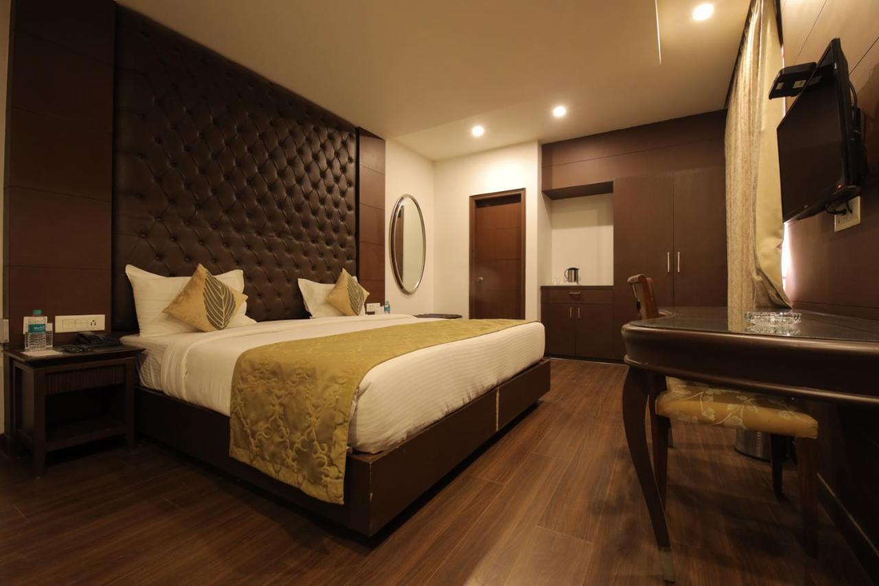 Airport Hotel Bollywood Paradise New Delhi Exteriör bild