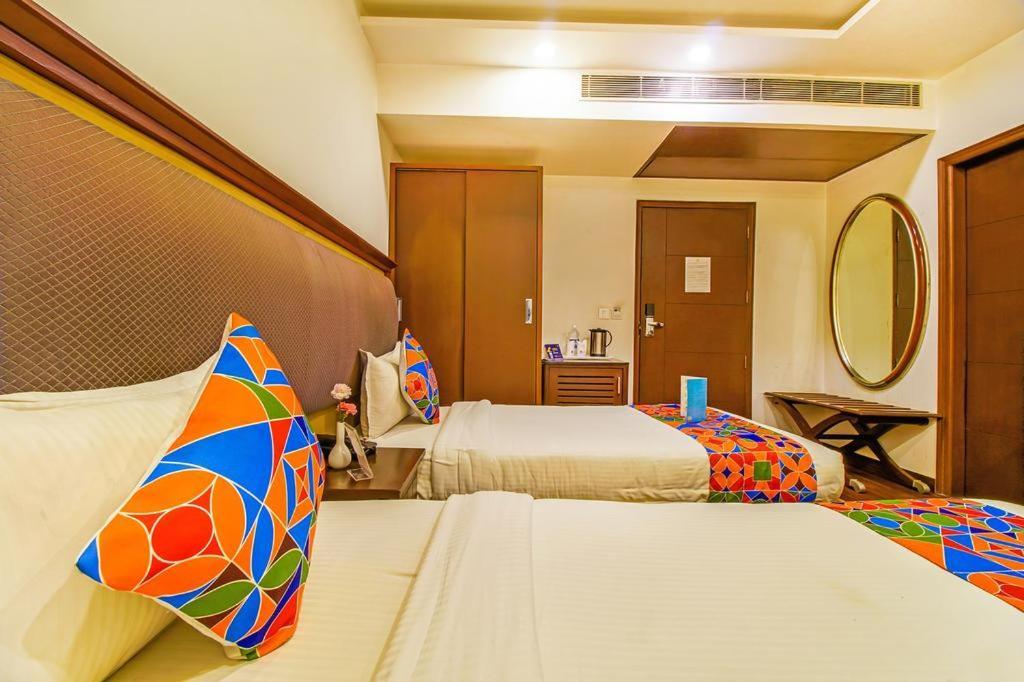 Airport Hotel Bollywood Paradise New Delhi Exteriör bild